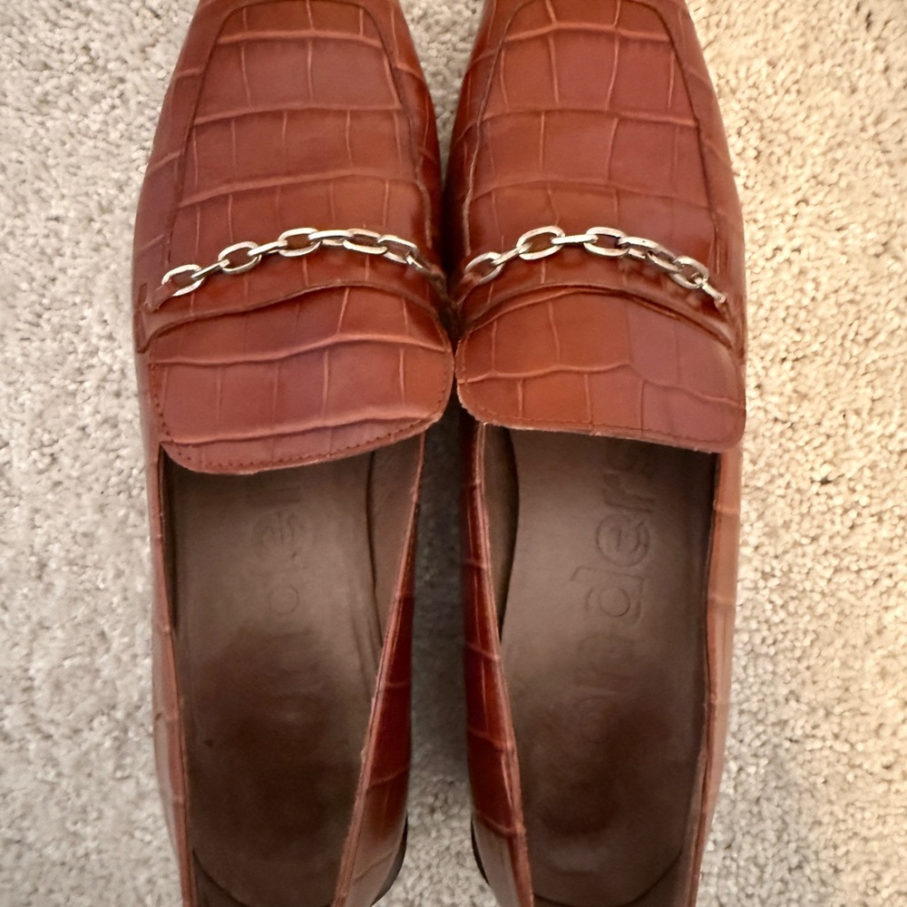 WONDERS Brown Croc-Embossed Loafers with Chain Detail